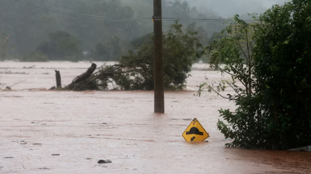 Sebuah jalan banjir terlihat di dekat Sungai Taquari saat hujan lebat di kota Encantado di Rio Grande do Sul, Brasil.