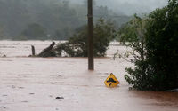 Sebuah jalan banjir terlihat di dekat Sungai Taquari saat hujan lebat di kota Encantado di Rio Grande do Sul, Brasil.