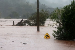 Sebuah jalan banjir terlihat di dekat Sungai Taquari saat hujan lebat di kota Encantado di Rio Grande do Sul, Brasil.