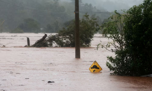 Sebuah jalan banjir terlihat di dekat Sungai Taquari saat hujan lebat di kota Encantado di Rio Grande do Sul, Brasil.