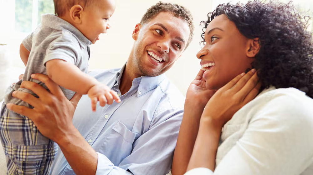 Ilustrasi orang tua sedang berbicara dengan bayi