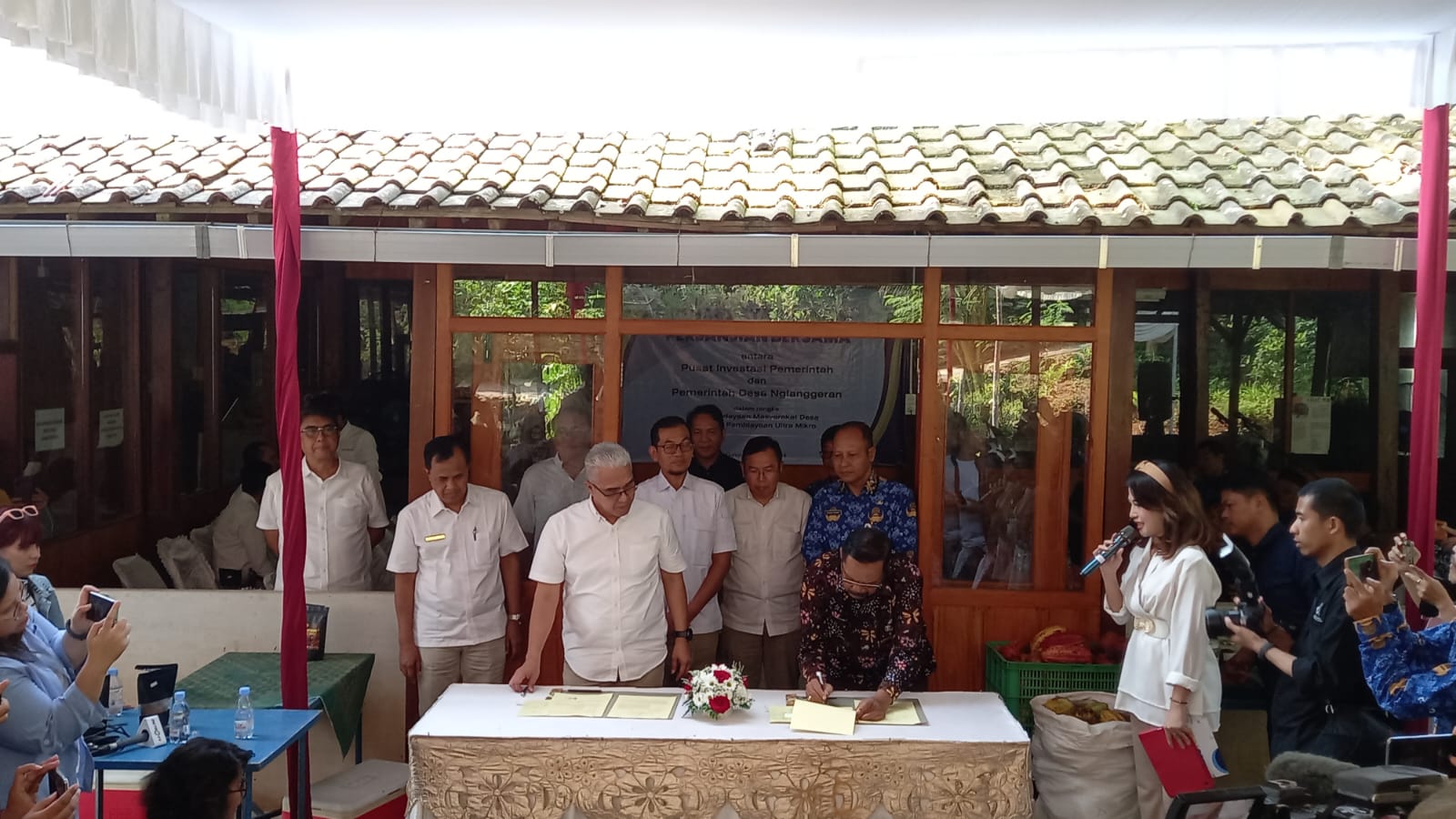 Penandatanganan kerja sama penyediaan akses pembiayaan ultramikro antara Pusat Investasi Pemerintah (PIP) dan Desa Nglanggeran, Gunung Kidul, Yogyakarta, Kamis, 2 Mei 2024.
