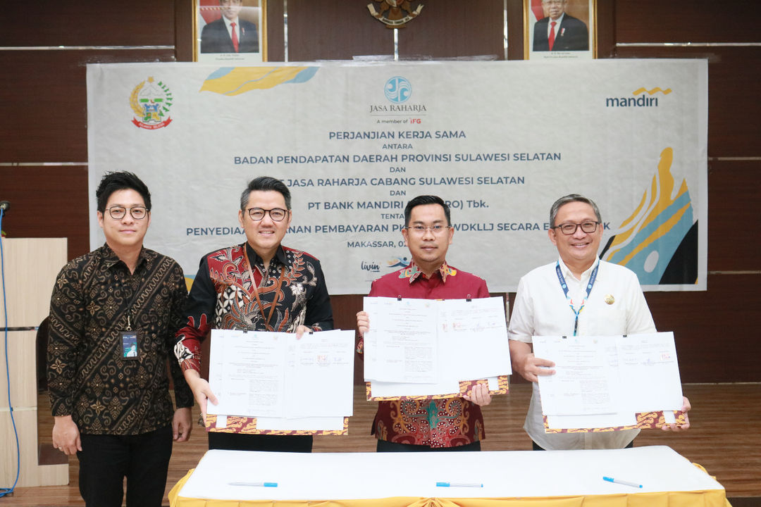 Penandatanganan kerja sama antara Bank Mandiri, Badan Pendapatan Daerah (Bapenda) Provinsi Sulawesi Selatan, dan Jasa Raharja Sulawesi Selatan, di Makassar, Kamis, 2 Mei 2024.