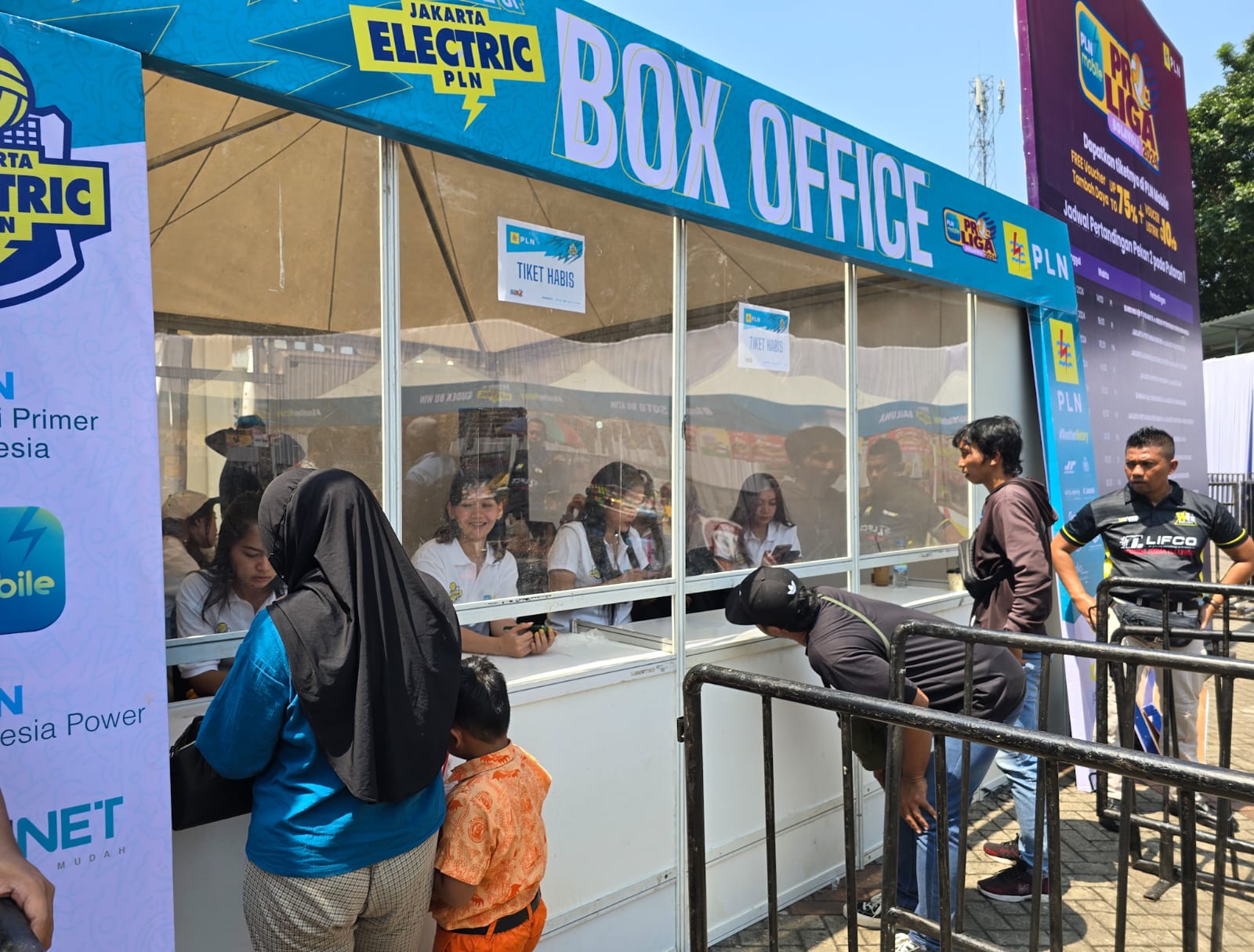 Penjualan tiket pada pertandingan pertama PLN Mobile Proliga 2024 seri Semarang. (Foto:Istimewa)
