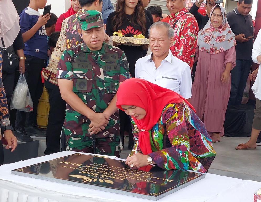 Wali Kota Bandar Lampung Eva Dwiana menandatangani prasasti peresmian Pasar Raya Lebak Budi