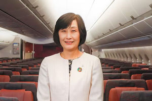 CEO dan Presiden Japan Airlines yang baru diangkat. Mitsuko Tottori. 