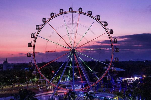 Bianglala Cakra Manggilingan di Sindu Kusuma Edupark