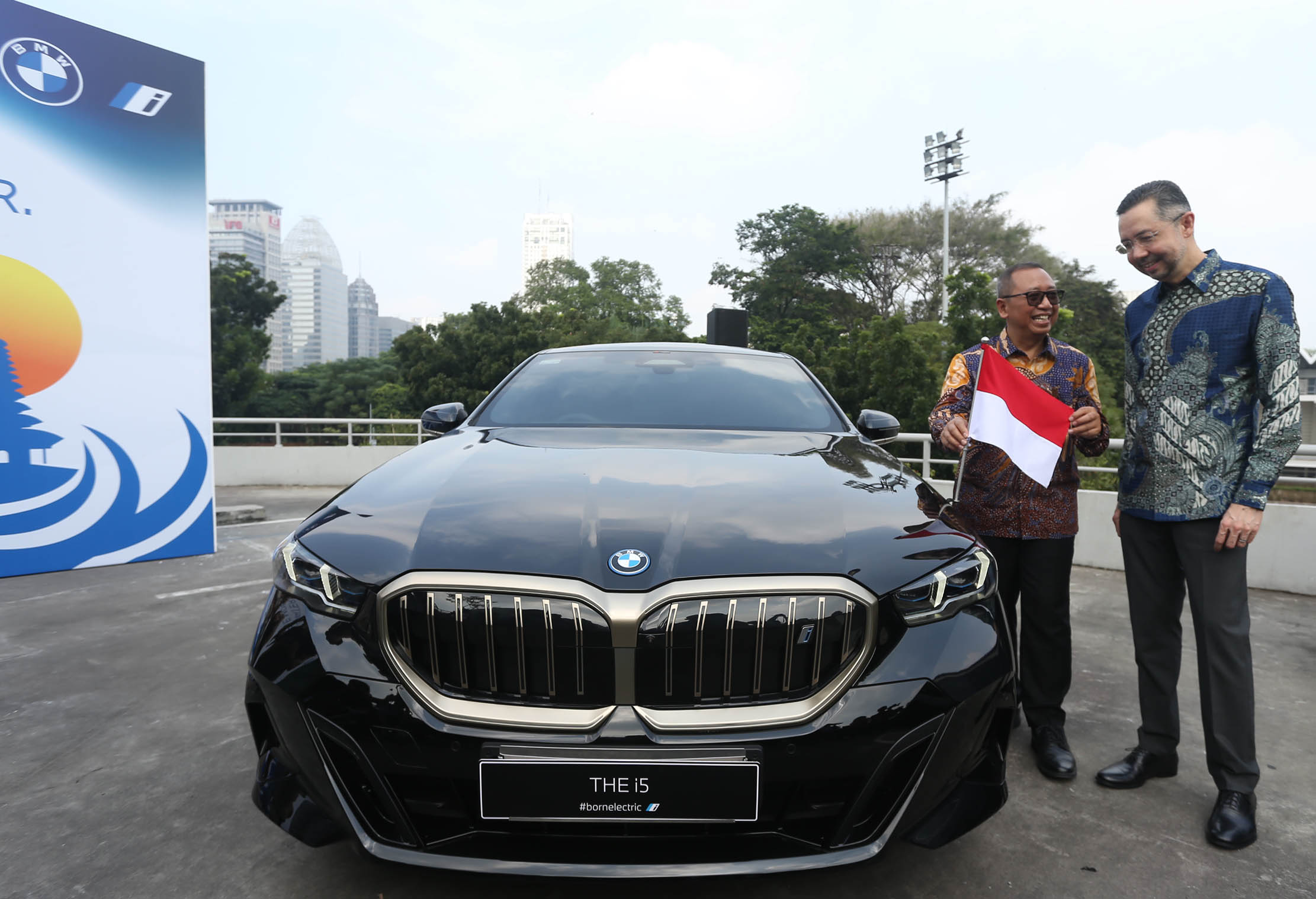 Presiden Direktur BMW Group Indonesia â Ramesh Divyanathan bersama Sekretaris Kementrian Sekretariat Negara Setya Utama berbincang usai serah terima mobil listrik BMW i5 dan BMW i7 yang akan digunakan untuk mendukung World Water Forum (WWF) 2024 di kompleks Gelora Bung Karno, Senayan, Jakarta. 3 Mei 2024. Foto : Panji Asmoro/TrenAsia