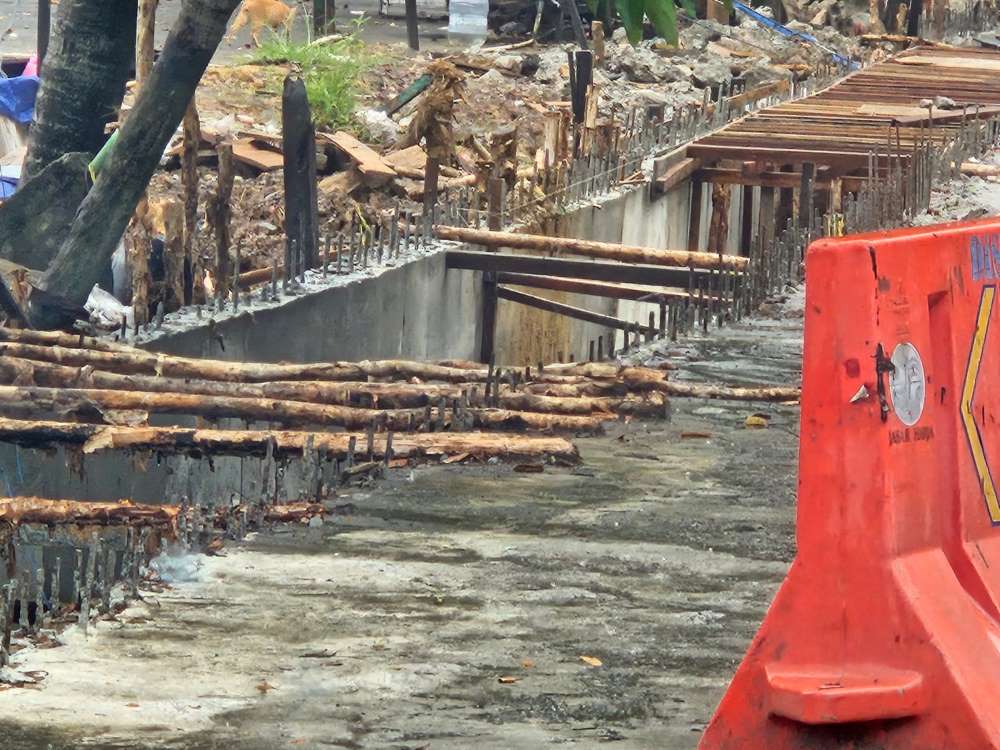 Besi beton terlihat di proyek drainase atau peningkatan pembangunan saluran air atau parit tertutup di Jl Ruhui Rahayu, sekitar kawasan RSS menuju persimpangan Dome.