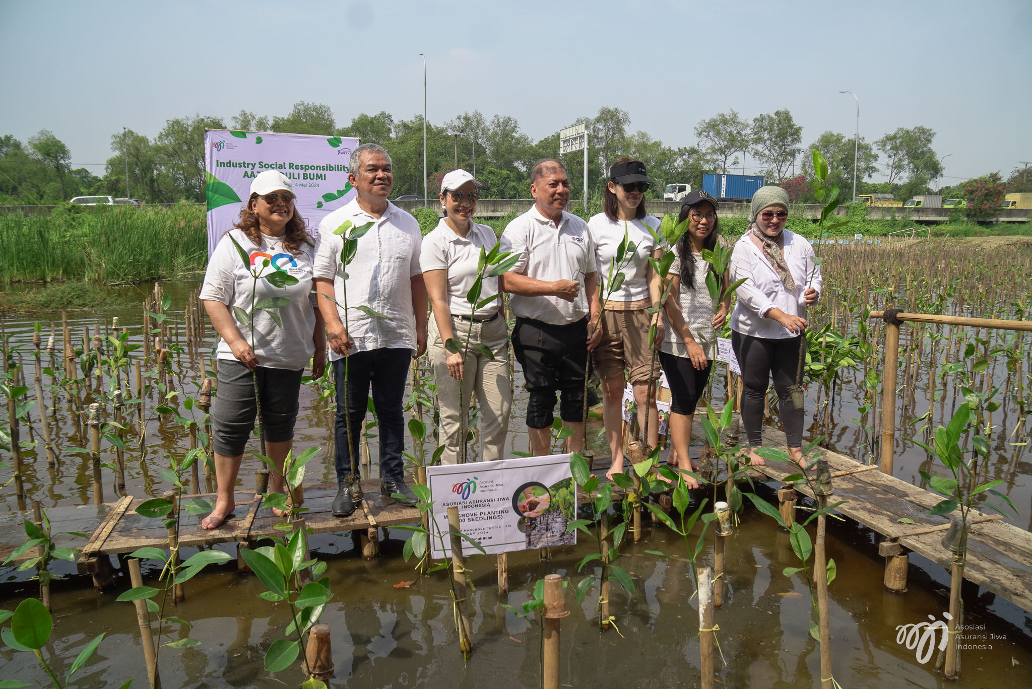 Asosiasi Asuransi Jiwa Indonesia (AAJI) bersama dengan 27 perusahaan anggotanya mengaplikasikan salah satu bagian dari nilai lingkungan, sosial, dan tata kelola (environmental, social, and governance/ESG) masyarakat melalui kegiatan "AAJI Peduli Bumi". 