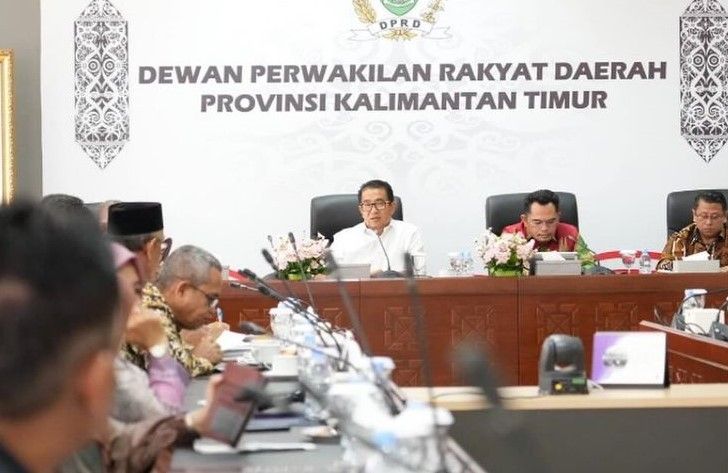 Penjabat Gubernur Kaltim Akmal Malik dalam Rapat Evaluasi Pelaksanaan Program Beasiswa Kalimantan Timur di Ruang Rapat Pimpinan DPRD Provinsi Kaltim.