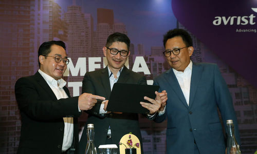 Presiden Direktur PT Avrist Assurance Simon Imanto (tengah), didampingi Direktur Keuangan PT Avrist Assurance Ian Ferdinan (kiri), dan Direktur Bisnis PT Avrist Assurance Jos Chandra (kanan) usai menyampaikan update kinerja saat Media Gathering dan Halal Bihalal bersama media yang berlangsung di Jakarta,Senin 6 Mei 2024. Foto : Panji Asmoro/TrenAsia