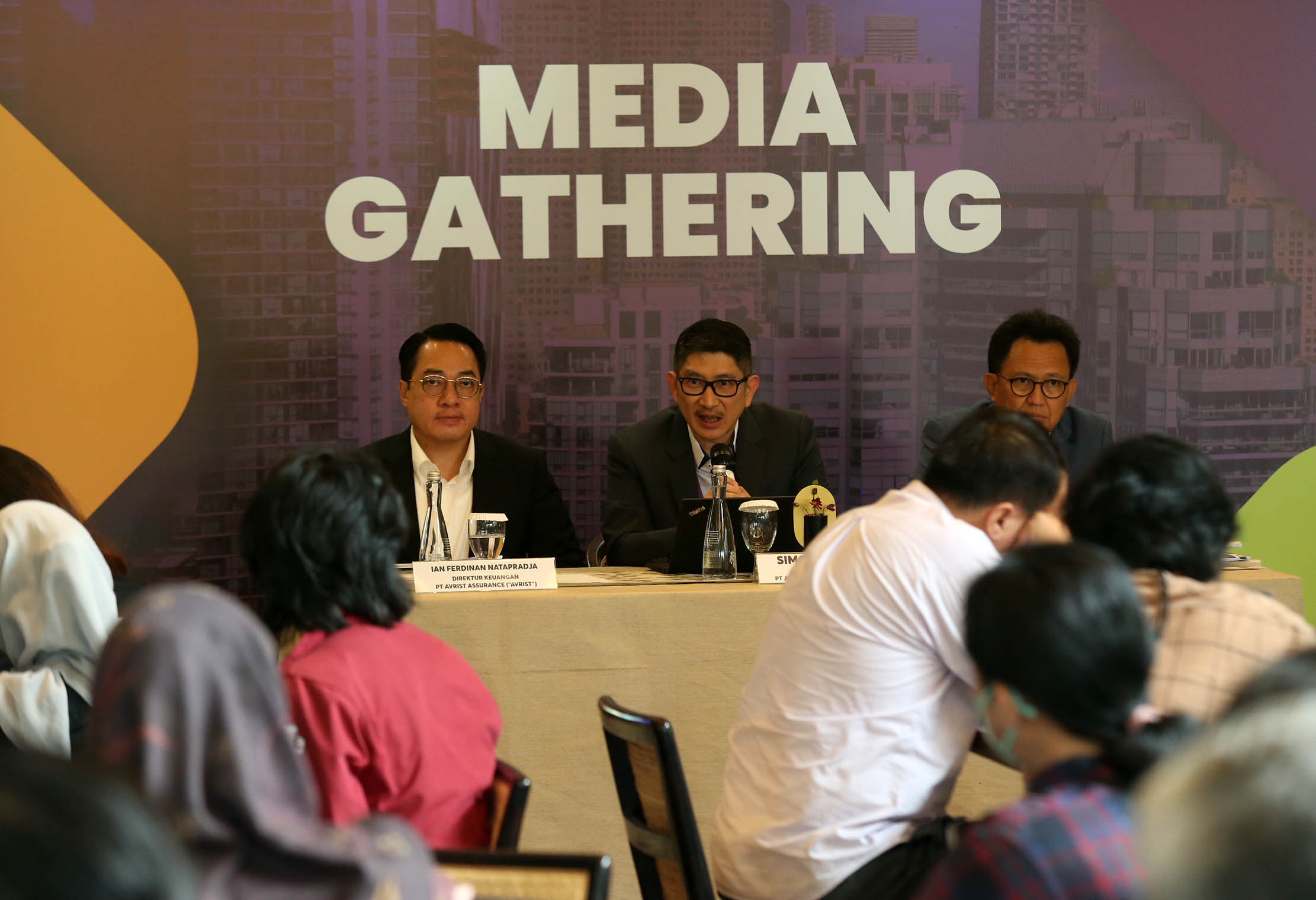 Presiden Direktur PT Avrist Assurance Simon Imanto (tengah), didampingi Direktur Keuangan PT Avrist Assurance Ian Ferdinan (kiri), dan Direktur Bisnis PT Avrist Assurance Jos Chandra (kanan) menyampaikan update kinerja saat Media Gathering dan Halal Bihalal bersama media yang berlangsung di Jakarta,Senin 6 Mei 2024. Foto : Panji Asmoro/TrenAsia