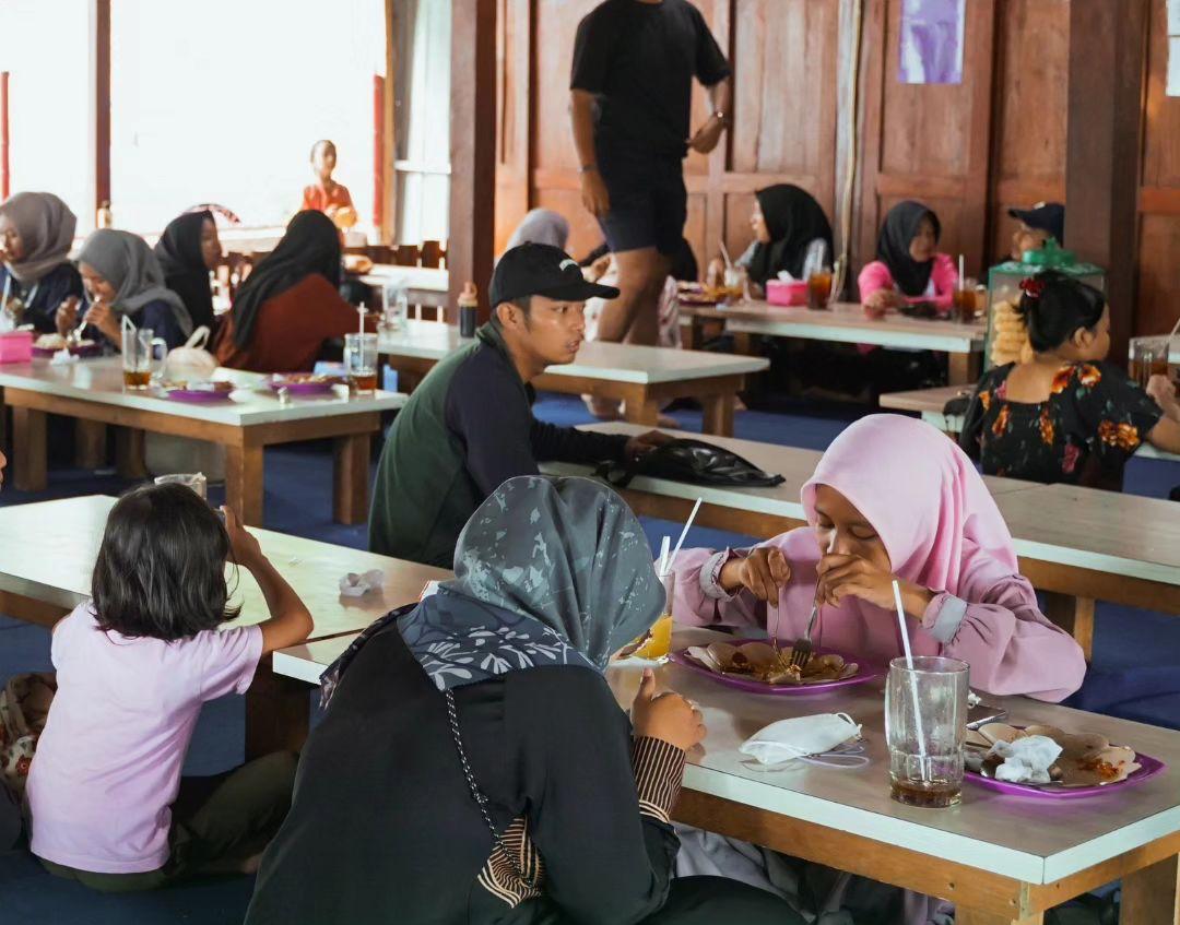 Pelanggan sedang makan di Warung Jepun