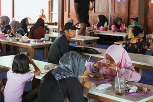 Pelanggan sedang makan di Warung Jepun