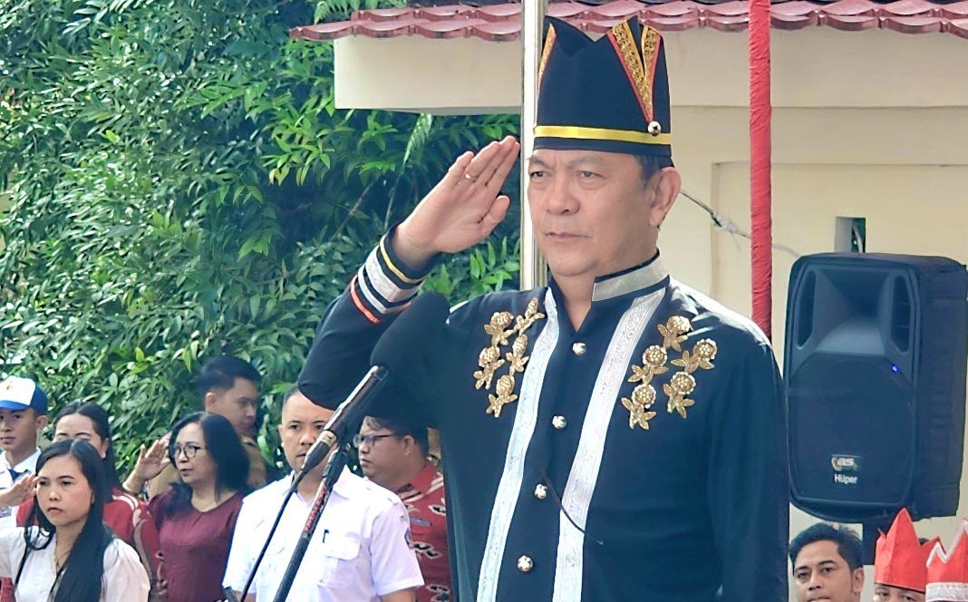 Wali Kota Caroll J.A Senduk sebagai Inspektur Upacara (Irup) memperingati Hardiknas Tahun 2024 di Kota Tomohon. (Foto: Jor)