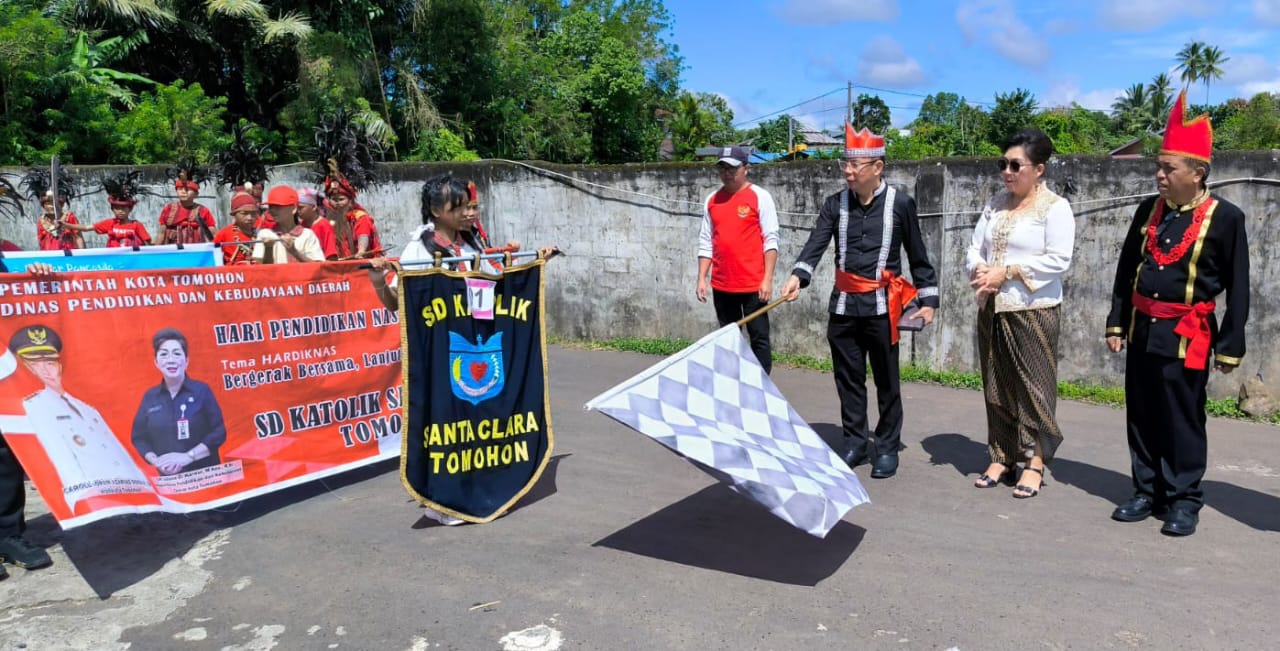 Asisten I Setda Kota Tomohon Drs. O.D.S Mandagi saat melepas peserta Pawai Hardiknas 2024 tingkat SD, SMP dan SMA/SMK didampingi Kadis Dikbud Dr.Juliana D. Karwur dan Sekretaris Dinas Dikbud Daerah Kota Tomohon Simon Kilis. (Foto: Jor)