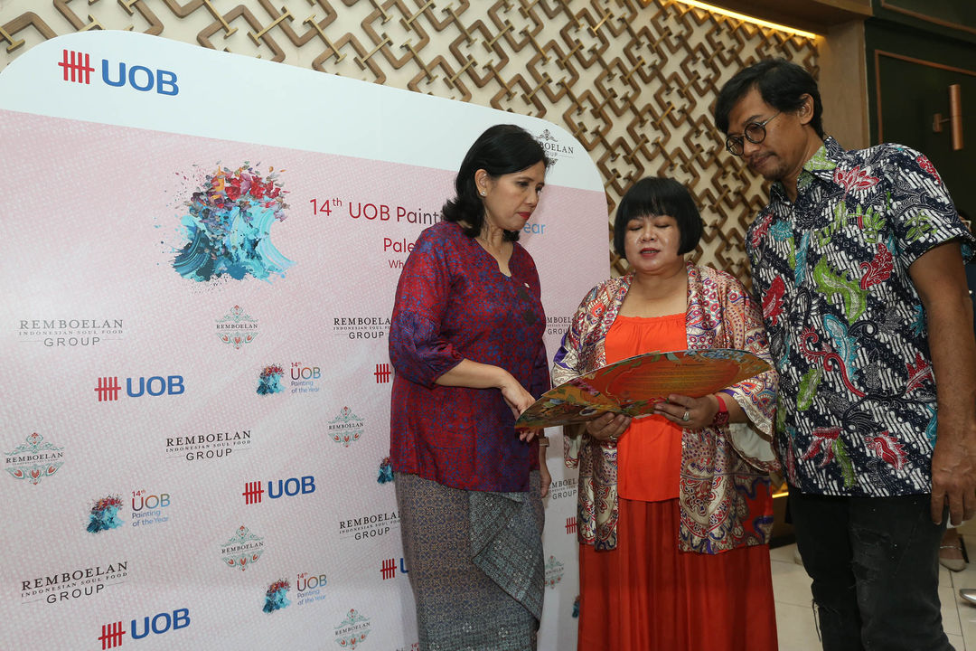 Dari ki-ka : Head of Strategic Communications and Brand UOB Indonesia Maya Rizano, Ketua Dewan Juri 14th UOB Painting of the Year (POY) Melati Suryodarmo, dan Dewan Juri Heri Pemad meluncurkan 14th UOB POY di Jakarta, Selasa 7 Mei 2024. Foto : Panji Asmoro/TrenAsia