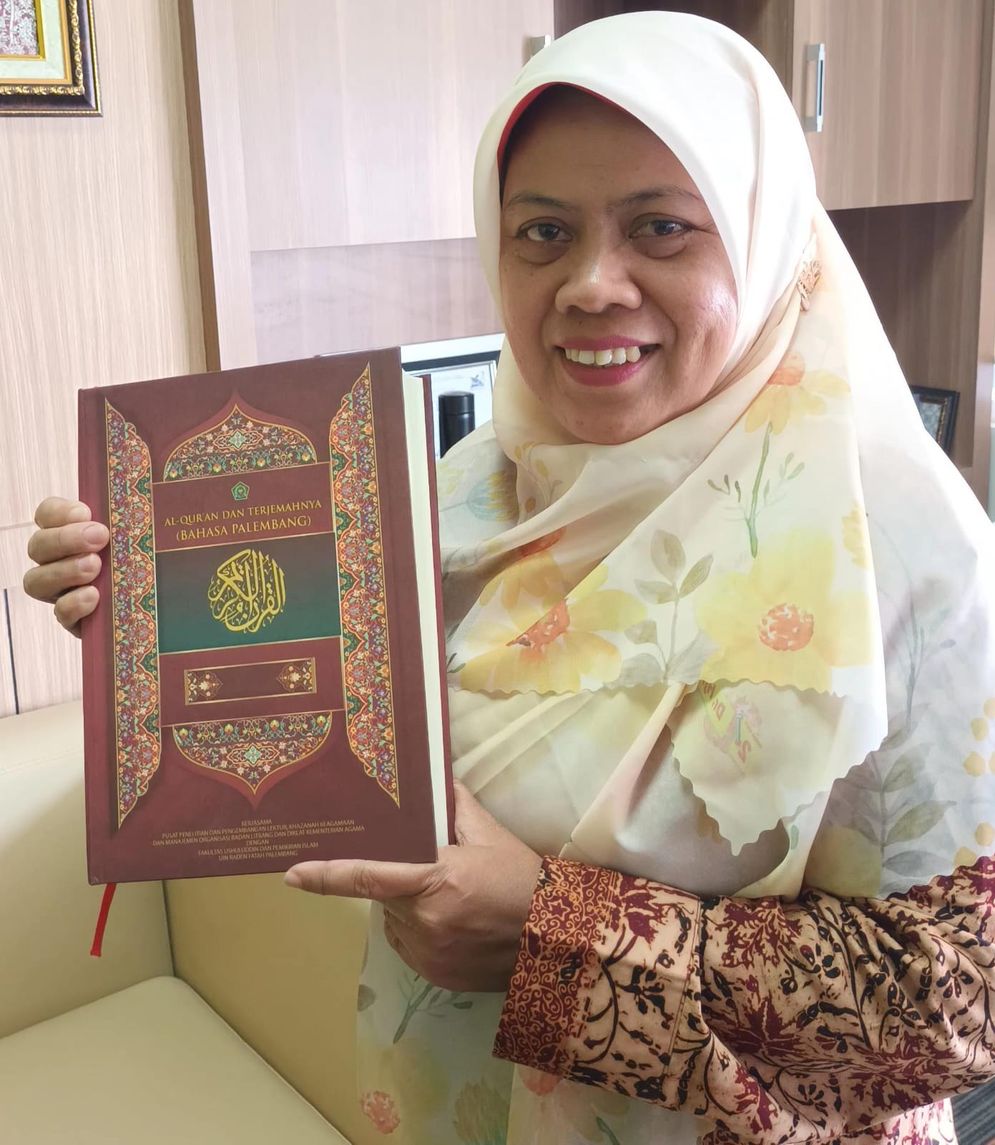 Dekan Fakultas Psikologi Universitas Islam Negeri Raden Fatah Palembang, Prof. Dr. Zuhdiyah, M.Ag disela-sela acara menunjukan  Quran terjemahan bahasa Palembang