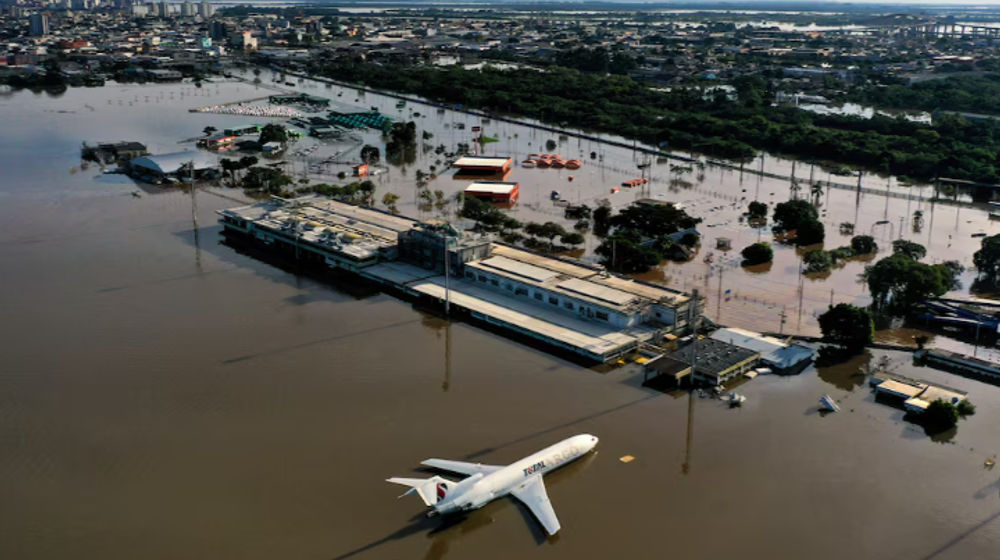 Sebuah pesawat kargo di Bandara Internasional Salgado Filho yang terendam banjir di Porto Alegre di Rio Grande do Sul, Brasil.