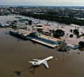 Sebuah pesawat kargo di Bandara Internasional Salgado Filho yang terendam banjir di Porto Alegre di Rio Grande do Sul, Brasil.