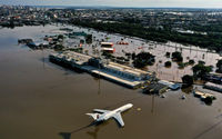 Sebuah pesawat kargo di Bandara Internasional Salgado Filho yang terendam banjir di Porto Alegre di Rio Grande do Sul, Brasil.