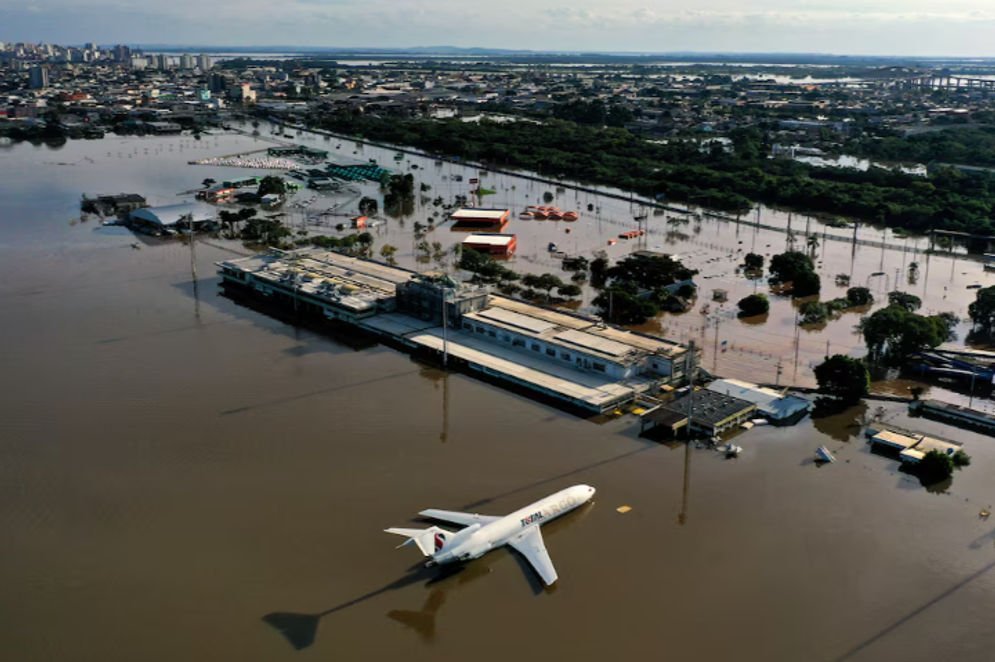 Sebuah pesawat kargo di Bandara Internasional Salgado Filho yang terendam banjir di Porto Alegre di Rio Grande do Sul, Brasil.