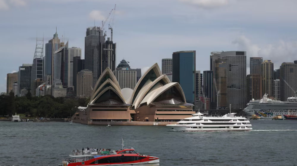 Gedung Opera Sydney dan cakrawala pusat kota terlihat di Sydney, Australia.