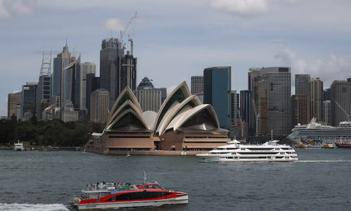 Gedung Opera Sydney dan cakrawala pusat kota terlihat di Sydney, Australia.