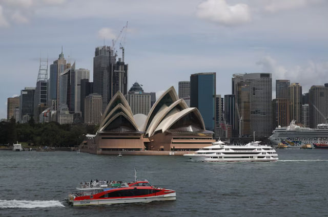 Gedung Opera Sydney dan cakrawala pusat kota terlihat di Sydney, Australia.