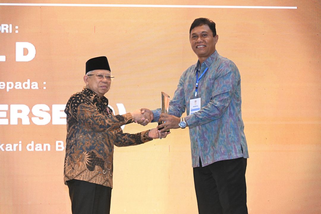 Wakil Presiden Ma’ruf Amin menyerahkan penghargaan Corporate Social Responsibility (CSR) dan Pengembangan Desa Berkelanjutan (PDB) Awards Tahun 2024 kepada PT PLN (Persero).