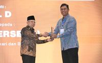 Wakil Presiden Ma’ruf Amin menyerahkan penghargaan Corporate Social Responsibility (CSR) dan Pengembangan Desa Berkelanjutan (PDB) Awards Tahun 2024 kepada PT PLN (Persero).