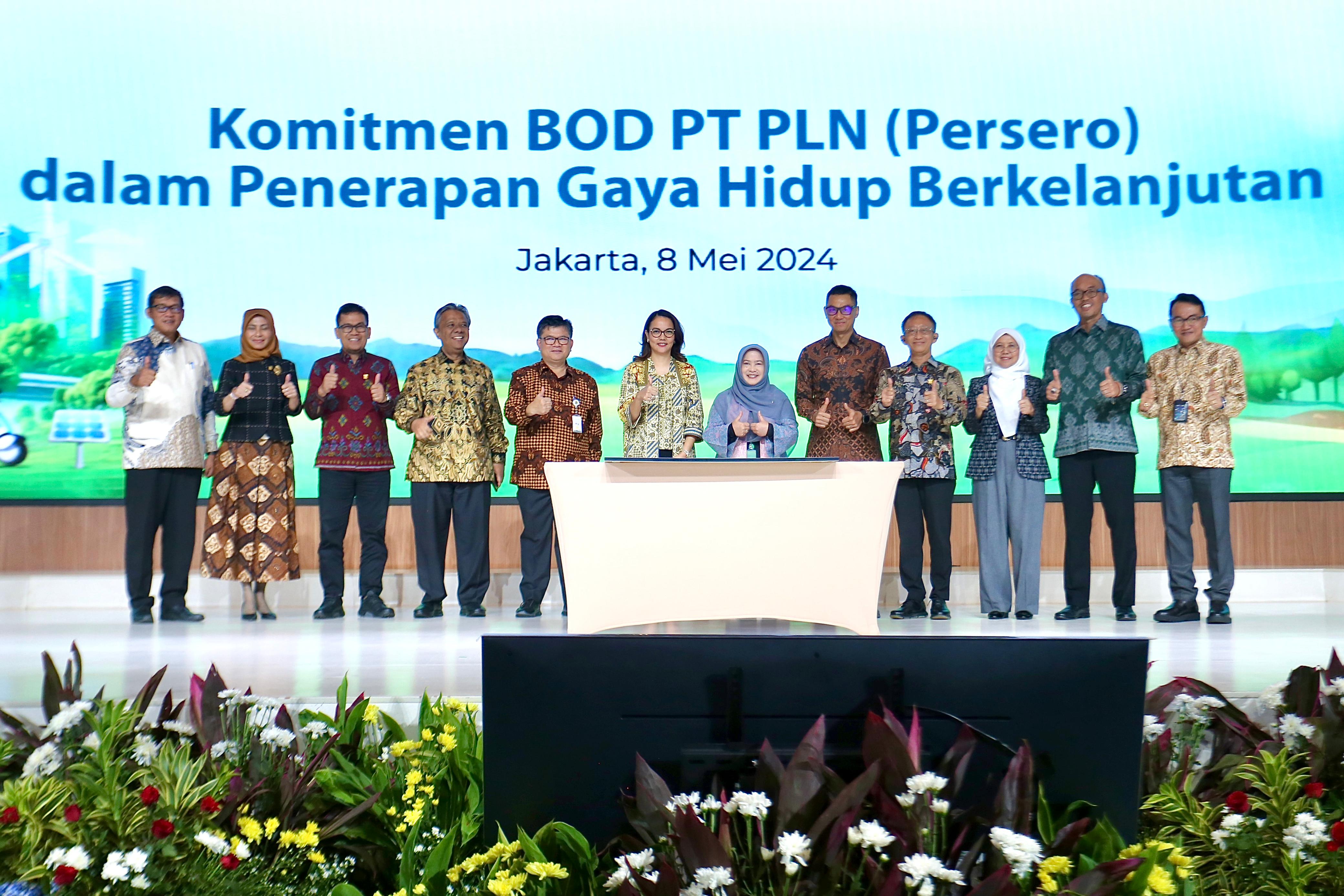 PT PLN (Persero) menegaskan komitmennya untuk menjalankan operasional bisnis yang berkelanjutan dengan menyeimbangkan sisi sosial (people), ekonomi (profit), dan lingkungan (planet).