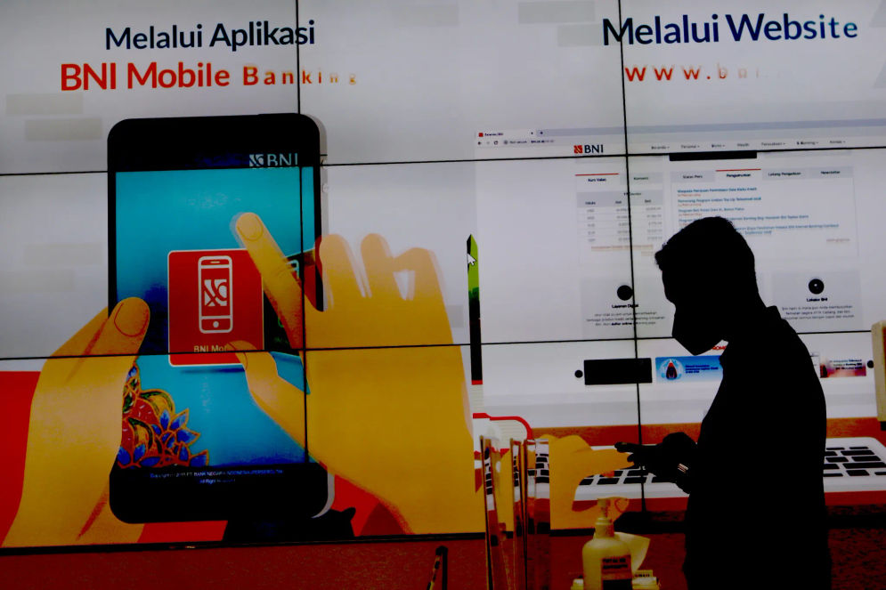 Beberapa anggota Direksi PT Bank Negara Indonesia (Persero) Tbk (BBNI) secara serentak melakukan pembelian besar-besaran saham perseroan di tengah penurunan tajam nilai emiten Bank BNI selama satu minggu terakhir.