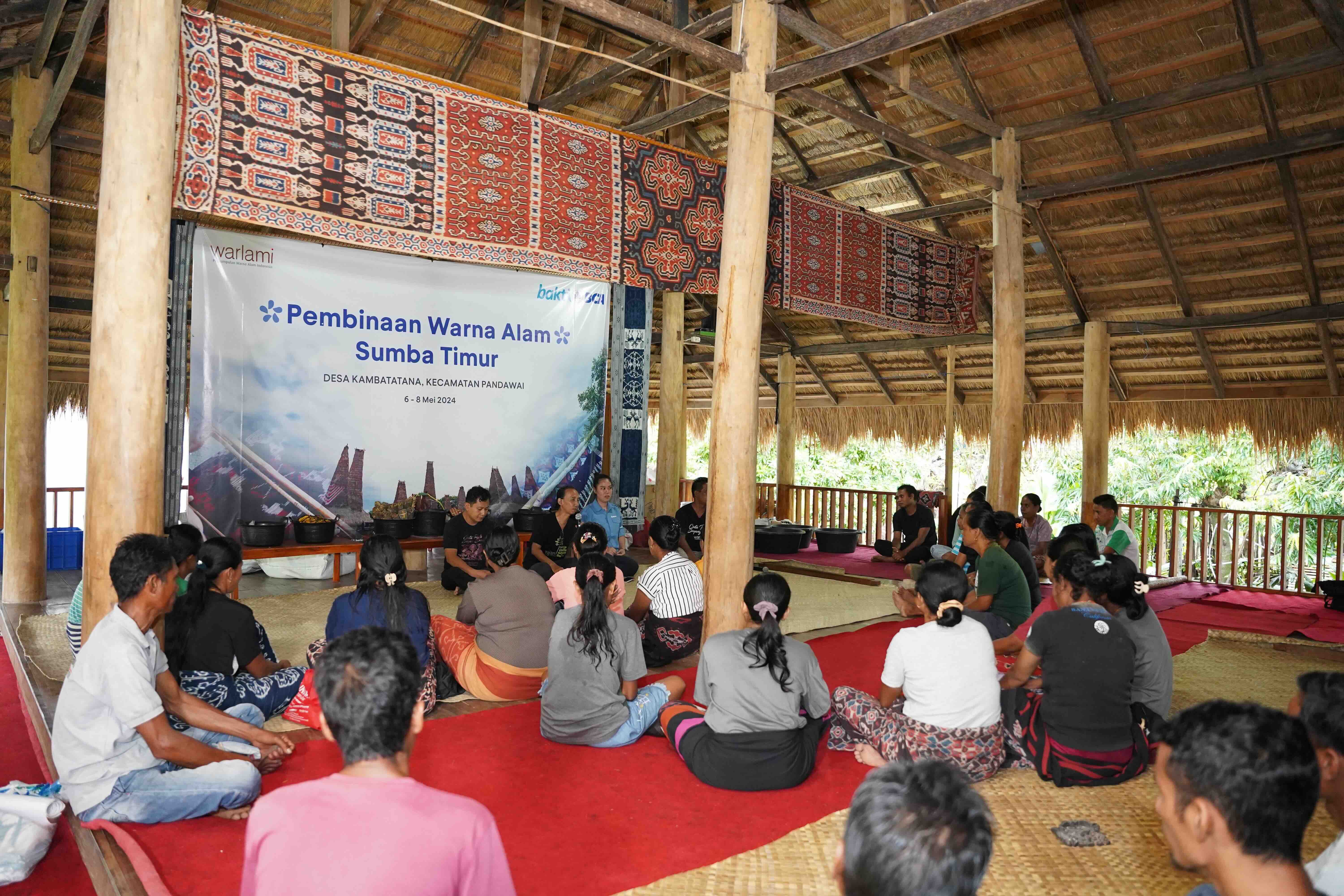 PT Bank Central Asia Tbk (BCA/BBCA) bekerja sama dengan Perkumpulan Warna Alam Indonesia (WARLAMI) telah memulai program pembinaan dalam pembuatan wastra menggunakan pewarna alam bagi 50 penenun di Sumba Timur, Nusa Tenggara Timur (NTT). 