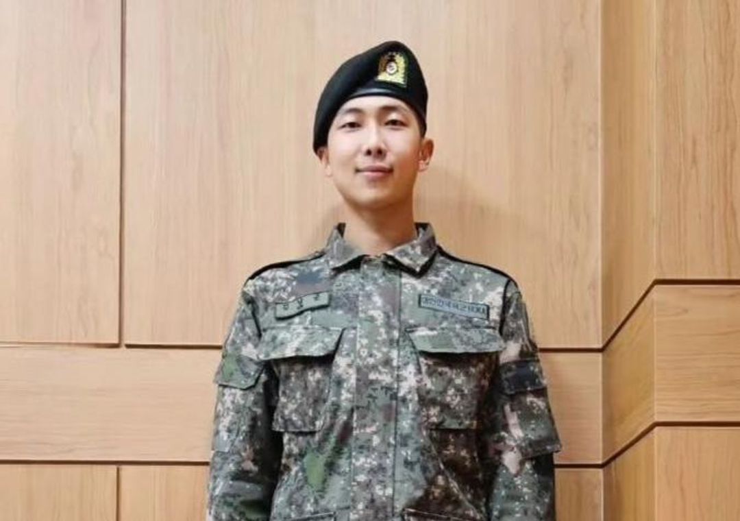 RM BTS mengenakan seragam wajib militer Korea Selatan