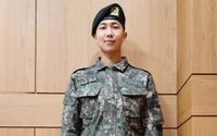 RM BTS mengenakan seragam wajib militer Korea Selatan