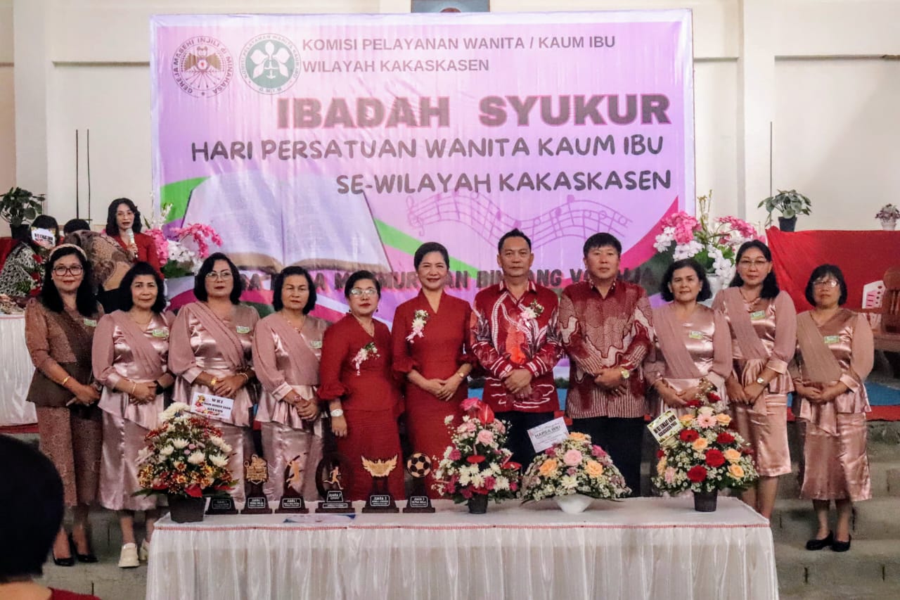 Wali Kota Tomohon Penatua Caroll J.A Senduk didampingi Ketua Kompelka Wanita Kaum Ibu (WKI) GMIM Wilayah Kakaskasen Pnt. drg. Jeand'arc Senduk-Karundeng saat foto bersama. (Foto: Istimewa)