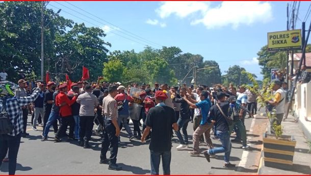 Aktivis PMKRI Bentrok dengan Polisi Saat Unjuk RAsa di Depan Mapolres