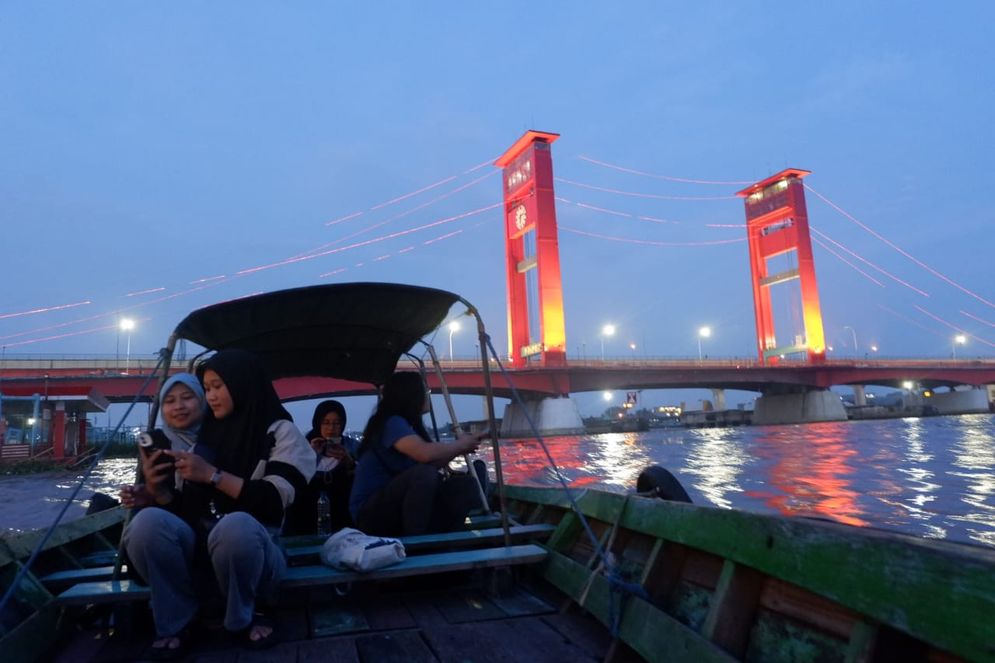 Suasana di Sungai Musi saat menjelang senja dengan cuaca cerah berawan