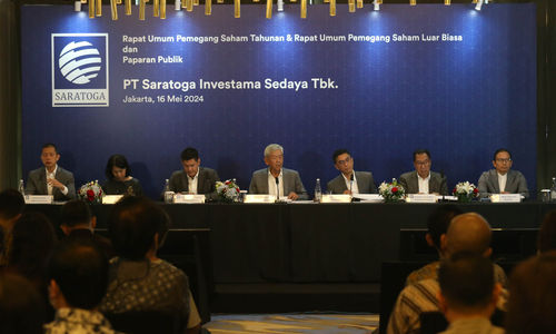 Direktur Investasi PT Saratoga Investama Sedaya Tbk (SRTG) Devin Wirawan, Direktur Keuangan SRTG Lany D. Wong, Presiden Direktur SRTG Michael William P. Soeryadjaya, Presiden Komisaris SRTG Edwin Soeryadjaya, Komisaris Independen SRTG Sidharta Utama, Komisaris Independen SRTG Anangga W. Roosdiono, dan Komisaris SRTG Indra Cahya Uno dalam Rapat Umum Pemegang Saham Tahunan dan Luar Biasa PT Saratoga Investama Sedaya Tbk (SRTG) yang digelar di Jakarta, 16 Mei 2024. Foto : Panji Asmoro/TrenAsia