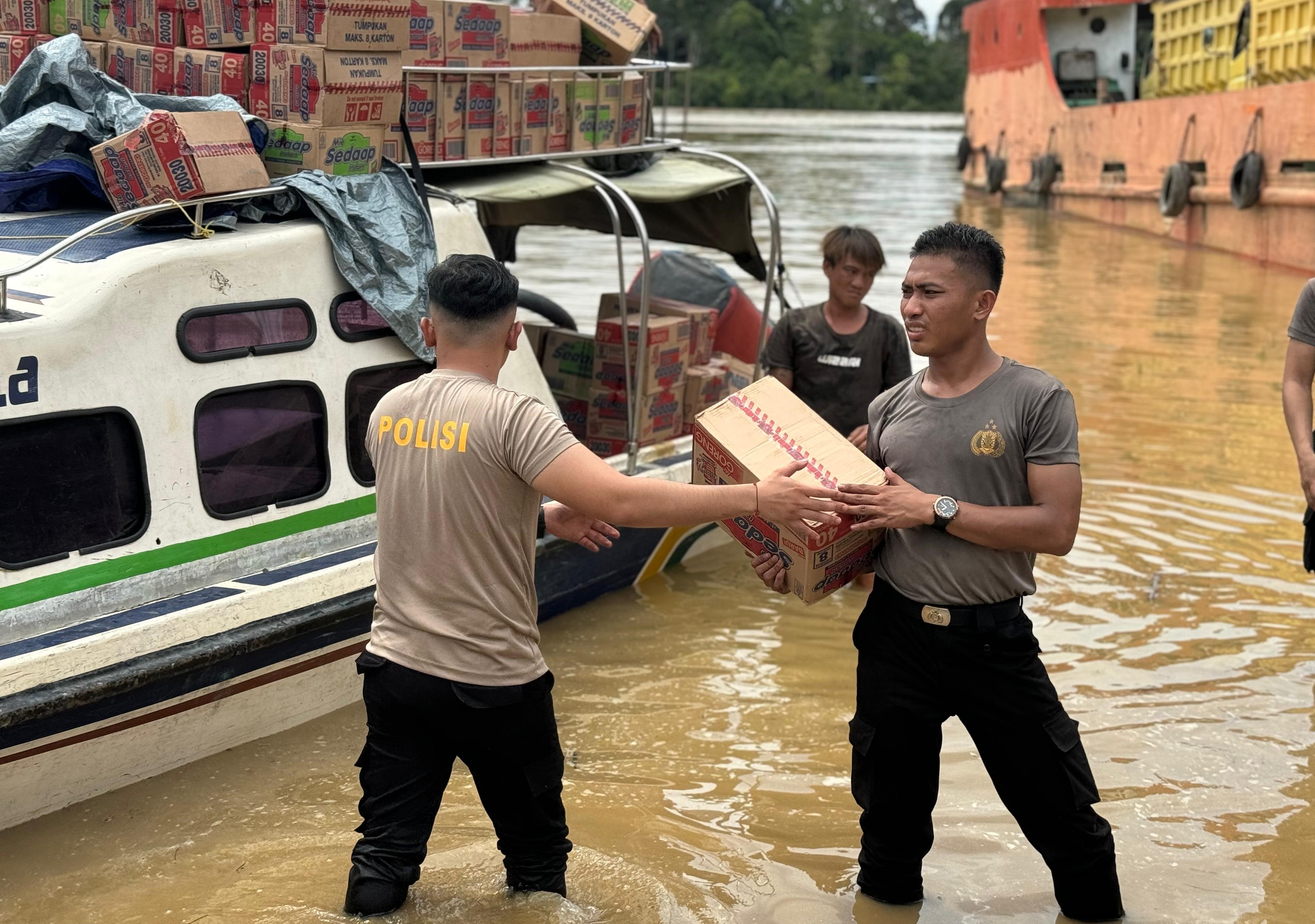 Polda Kaltim Kirim 3 Truk Bantuan ke Korban Banjir Bandang Kabupaten Mahulu 