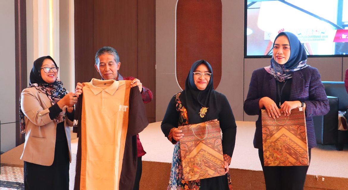 Dr Agung Sakti Pribadi (kedua dari kiri) menyerahkan kaus SMART RT kepada  Lurah.