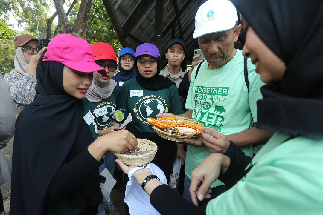 Nampak para peserta mengikuti kegiatan kuliner pangan lokal dengan tema “Biodiversitas Dalam Jejak Rasa,” dalam rangka Peringatan Hari Keanekaragaman Hayati Sedunia yg digelar Yayasan KEHATI bersama PT Pembangunan Jaya Ancol di Learning Farm Ecopark Ancol , 18 Mei 2024 Foto : Panji Asmoro/TrenAsia