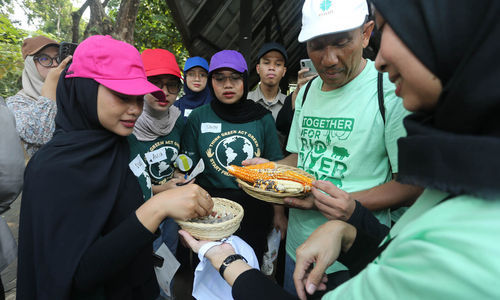 Nampak para peserta mengikuti kegiatan kuliner pangan lokal dengan tema “Biodiversitas Dalam Jejak Rasa,” dalam rangka Peringatan Hari Keanekaragaman Hayati Sedunia yg digelar Yayasan KEHATI bersama PT Pembangunan Jaya Ancol di Learning Farm Ecopark Ancol , 18 Mei 2024 Foto : Panji Asmoro/TrenAsia