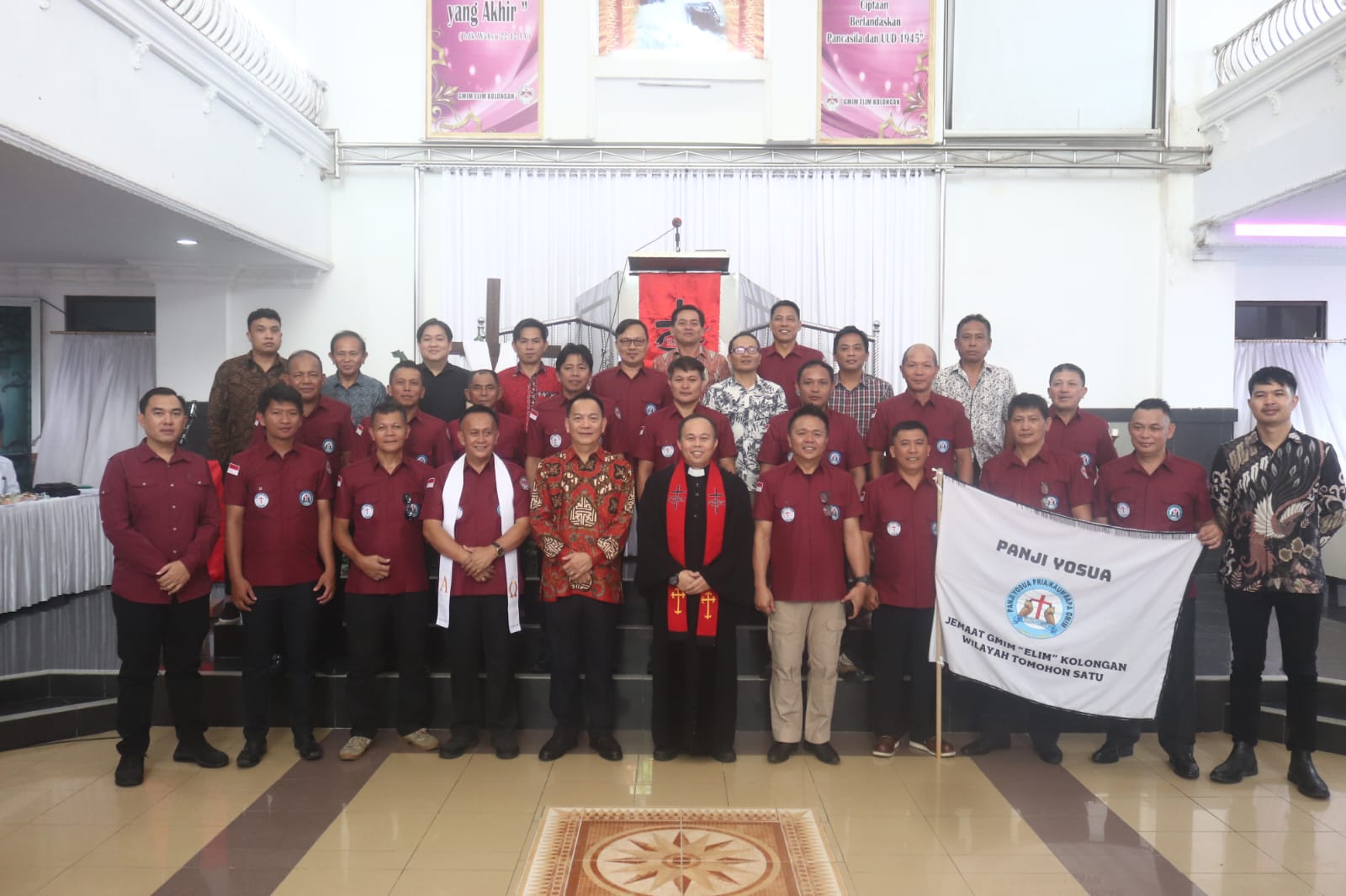 Wali Kota Tomohon Penatua Caroll J.A Senduk saat foto bersama dengan Panji Yosua GMIM Elim Kolongan yang baru dilantik. (Foto: Istimewa)