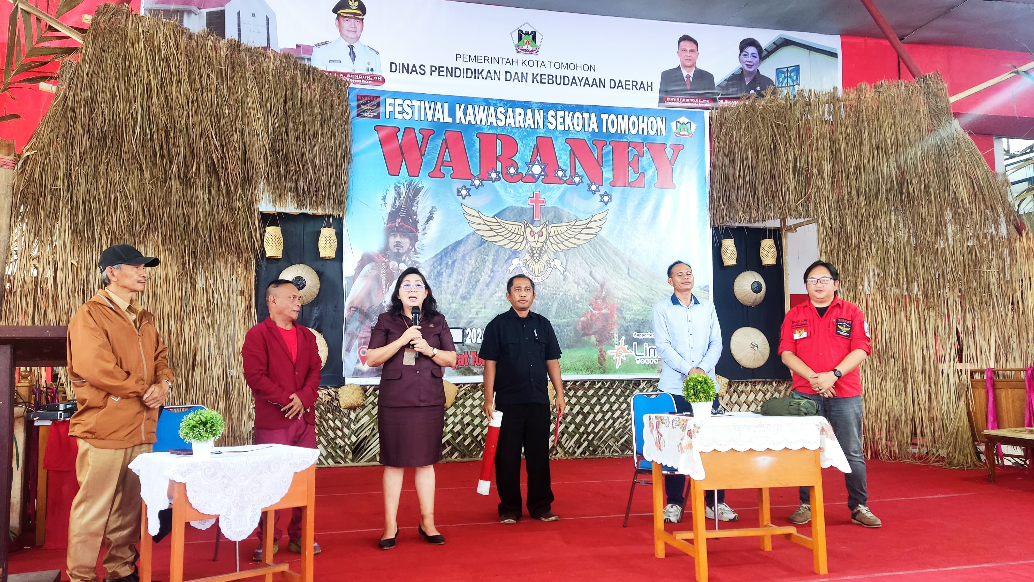 Kepala Dinas Pendidikan dan Kebudayaan Daerah Kota Tomohon Dr. Juliana Dolvin Karwur saat membuka Festival Kawasaran Tingkat SD dan SMP se-Kota Tomohon. (Foto: Jor)