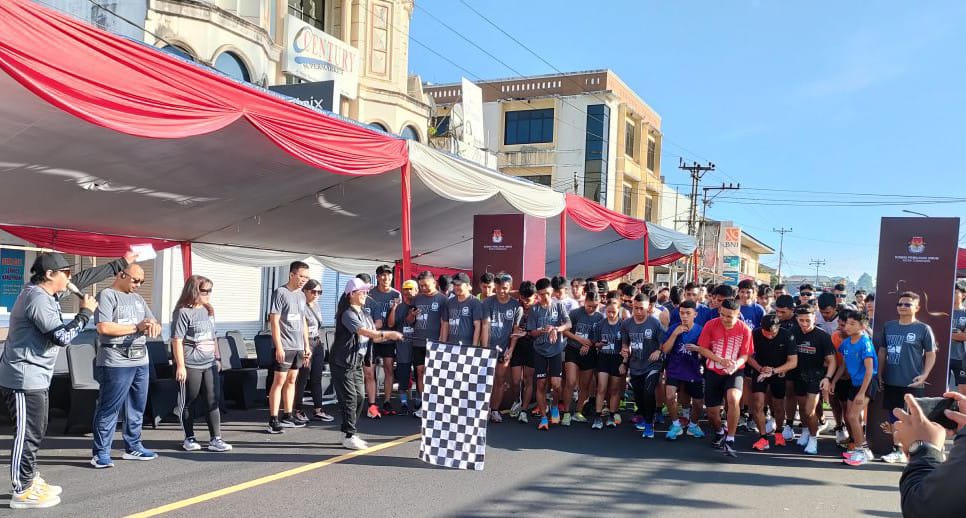 Ketua KPU Tomohon Albertien G.V Pijoh saat melepas peserta Fun Run didampingi para komisioner KPU lainnya. (Foto: Jor)