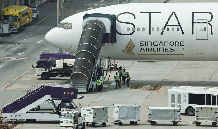 Pesawat Singapore Airlines untuk penerbangan SQ321 diparkir di landasan setelah pendaratan darurat di bandara Bangkok menyusul turbulensi yang menyebabkan satu orang tewas. (Reuters/Athit Perawongmetha)