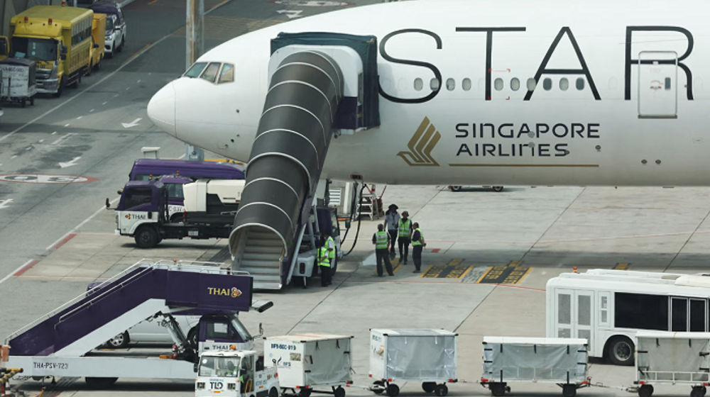 Pesawat Singapore Airlines untuk penerbangan SQ321 diparkir di landasan setelah pendaratan darurat di bandara Bangkok menyusul turbulensi yang menyebabkan satu orang tewas